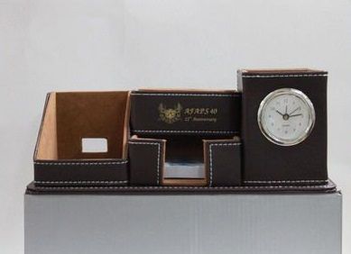   นาฬิกา,นาฬิกาตั้งโต๊ะ,นาฬิกากล่องหนังตั้งโต๊ะ ของขวัญปีใหม่ ถูกใจผู้รับจดทะเบียนและได้รับการรับรองจากกรมการค้า กระทรวงพาณิชย์ ,มั่นใจกับผลงาน300 หน่วยราชการ,200สถาบันและมูลนิธิ, 100บริษัทมหาชน 70 มหาวิทยาลัย ธนาคาร โรงพยาบาลและบริษัทชั้นนำ เป็นประกันถึงคุณภาพและการบริการ,ออกแบบและวางอาร์ตเวิรค์ฟรี,ผลิตจากวัสดุคุณภาพดีเกรดเอของที่ระลึก,ของที่ระลึกเกษียณอายุราชการ,ของพรีเมี่ยมแจกออกบูธ,GIVEAWAYS,	นาฬิกากล่องหนัง,ของพรีเมี่ยม,ของที่ระลึก,ของขวัญปีใหม่,ของที่ระลึกเกษียณอายุราชการ,ของที่ระลึกงานศพ ของขวัญแจกพนักงาน นาฬิกากล่องหนัง,ของพรีเมี่ยม,ของที่ระลึก,ของขวัญปีใหม่,ของที่ระลึกเกษียณอายุราชการ,ของที่ระลึกงานศพ ของขวัญแจกพนักงาน	       นาฬิกา,นาฬิกาตั้งโต๊ะ,นาฬิกากล่องหนังตั้งโต๊ะ ของขวัญปีใหม่ให้ลูกค้ามั่นใจกับผลงาน300 หน่วยราชการ,200สถาบันและมูลนิธิ, 100บริษัทมหาชน 70 มหาวิทยาลัย ธนาคาร โรงพยาบาลและบริษัทชั้นนำ เป็นประกันถึงคุณภาพและการบริการ,จดทะเบียนและได้รับการรับรองจากกรมการค้า กระทรวงพาณิชย์ ,มีบริการจัดส่งทั่วประเทศ,เหมาะแก่การให้ลูกค้า หรือพนักงาน           นาฬิกา,นาฬิกาตั้งโต๊ะ,นาฬิกากล่องหนังตั้งโต๊ะ ของขวัญปีใหม่ให้ลูกค้ามีโชว์รูมให้ลูกค้าได้เยี่ยมชม เลือกแบบสินค้าได้ตลอดเวลาทำการของบริษัท,มั่นใจกับผลงาน300 หน่วยราชการ,200สถาบันและมูลนิธิ, 100บริษัทมหาชน 70 มหาวิทยาลัย ธนาคาร โรงพยาบาลและบริษัทชั้นนำ เป็นประกันถึงคุณภาพและการบริการ,มีบริการจัดส่งทั่วประเทศ,สินค้ามีรูปแบบสวยงาม ดีไซน์ทันสมัยของขวัญปีใหม่, ของที่ระลึกฉลองครบรอบ,ของ Premium แจกออกบูธ,ชุดของขวัญ,         	นาฬิกากล่องหนัง,ของพรีเมี่ยม,ของที่ระลึก,ของขวัญปีใหม่,ของที่ระลึกเกษียณอายุราชการ,ของที่ระลึกงานศพ ของขวัญแจกพนักงาน นาฬิกากล่องหนัง,ของพรีเมี่ยม,ของที่ระลึก,ของขวัญปีใหม่,ของที่ระลึกเกษียณอายุราชการ,ของที่ระลึกงานศพ ของขวัญแจกพนักงาน	 นาฬิกา,นาฬิกาตั้งโต๊ะ,นาฬิกากล่องหนังตั้งโต๊ะ ของขวัญปีใหม่สุดพิเศษจดทะเบียนและได้รับการรับรองจากกรมการค้า กระทรวงพาณิชย์ ,มั่นใจกับผลงาน300 หน่วยราชการ,200สถาบันและมูลนิธิ, 100บริษัทมหาชน 70 มหาวิทยาลัย ธนาคาร โรงพยาบาลและบริษัทชั้นนำ เป็นประกันถึงคุณภาพและการบริการ,ออกแบบและวางอาร์ตเวิรค์ฟรี,เหมาะในการมอบให้ลูกค้าในวาระเทศกาลต่างๆ     นาฬิกา,นาฬิกาตั้งโต๊ะ,นาฬิกากล่องหนังตั้งโต๊ะ ของขวัญปีใหม่ 